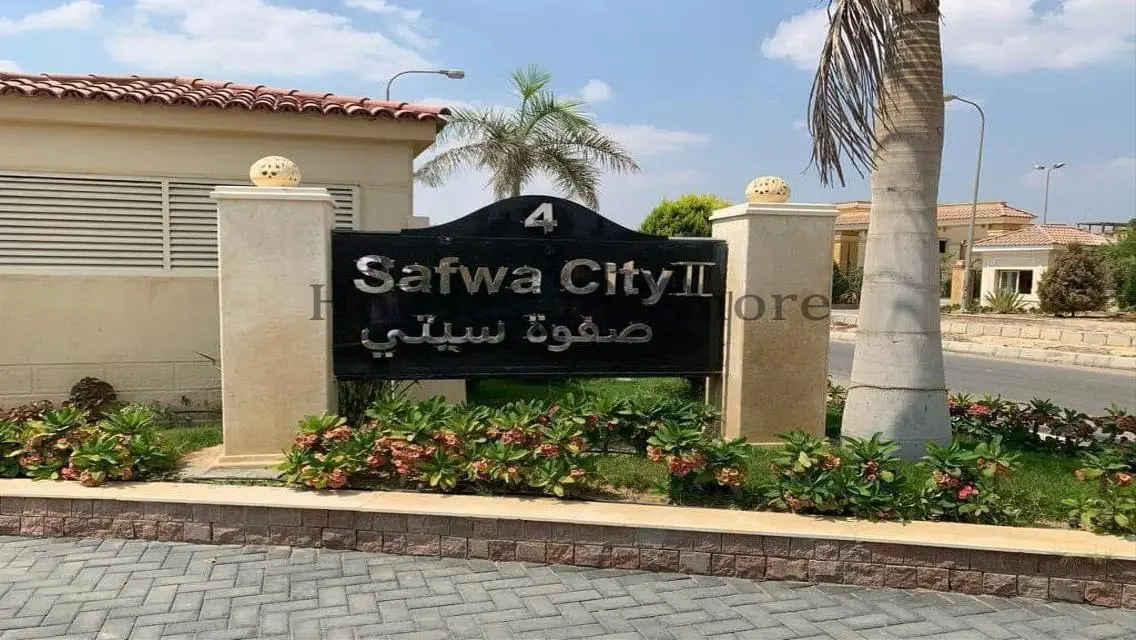 فيلا فاخرة للبيع مع حديقة خاصة ومسبح