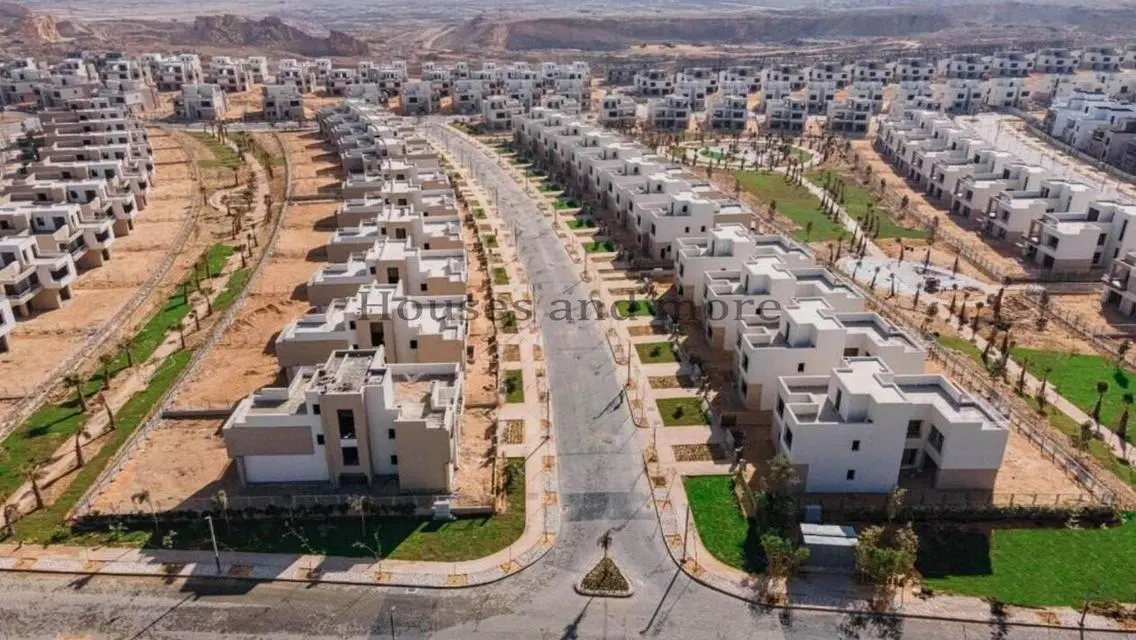 فيلا فاخرة للبيع مع حديقة خاصة ومسبح