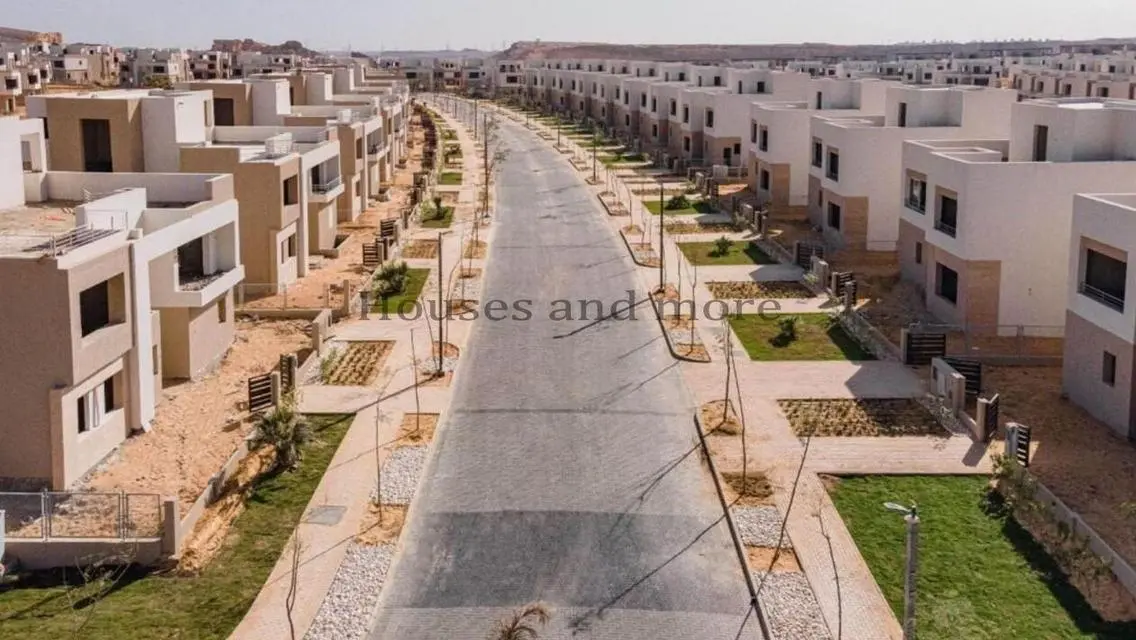 فيلا فاخرة للبيع مع حديقة خاصة ومسبح