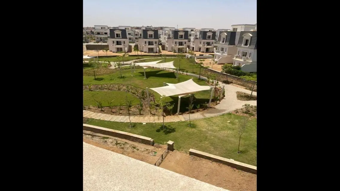 فيلا مستقلة للبيع في منتجع جبل فيو بحديقة خاصة