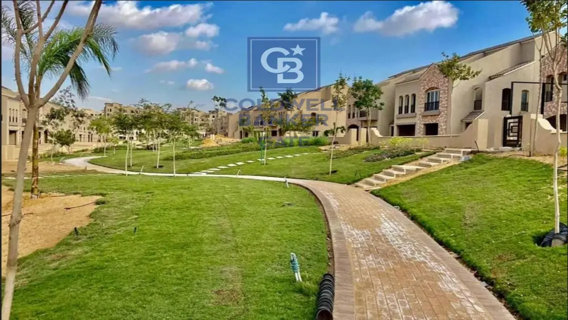 فيلا فاخرة للبيع بمساحة واسعة.