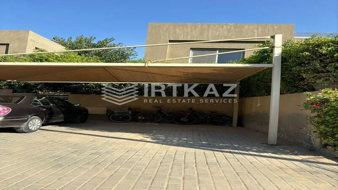 فيلات فاخرة للإيجار تطل على بحيرات مع حوض سباحة مشترك