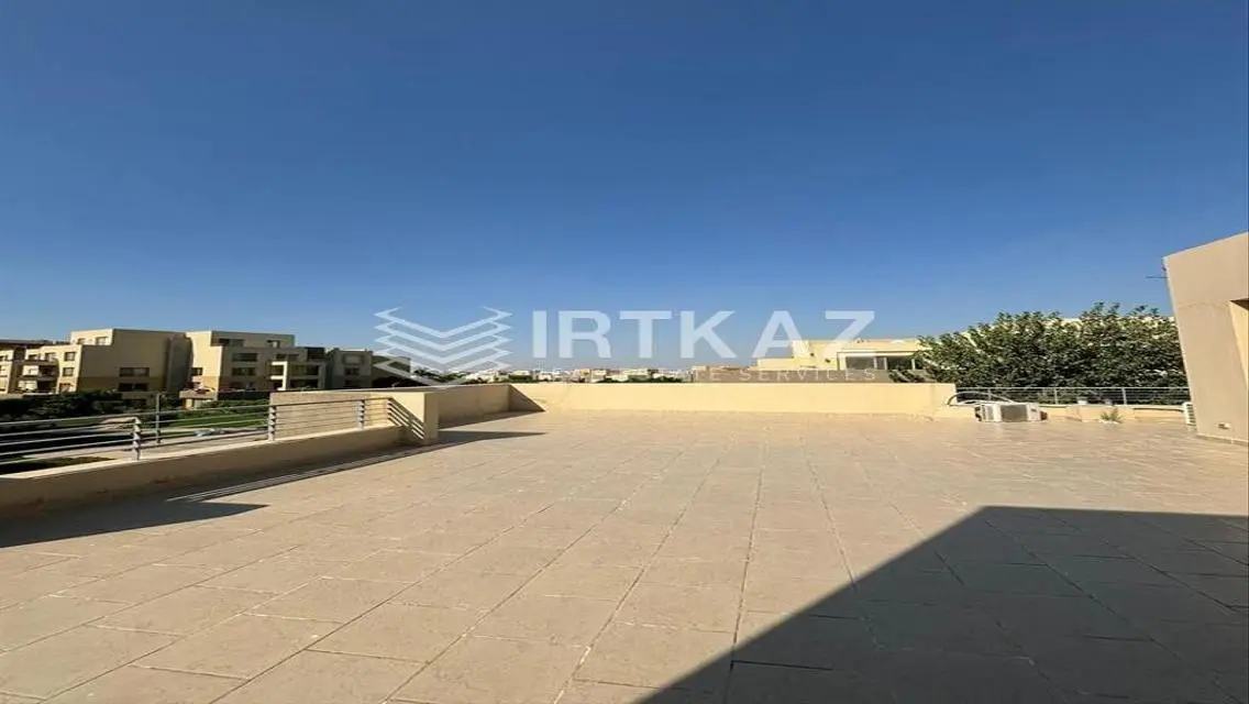 فيلات فاخرة للإيجار تطل على بحيرات مع حوض سباحة مشترك