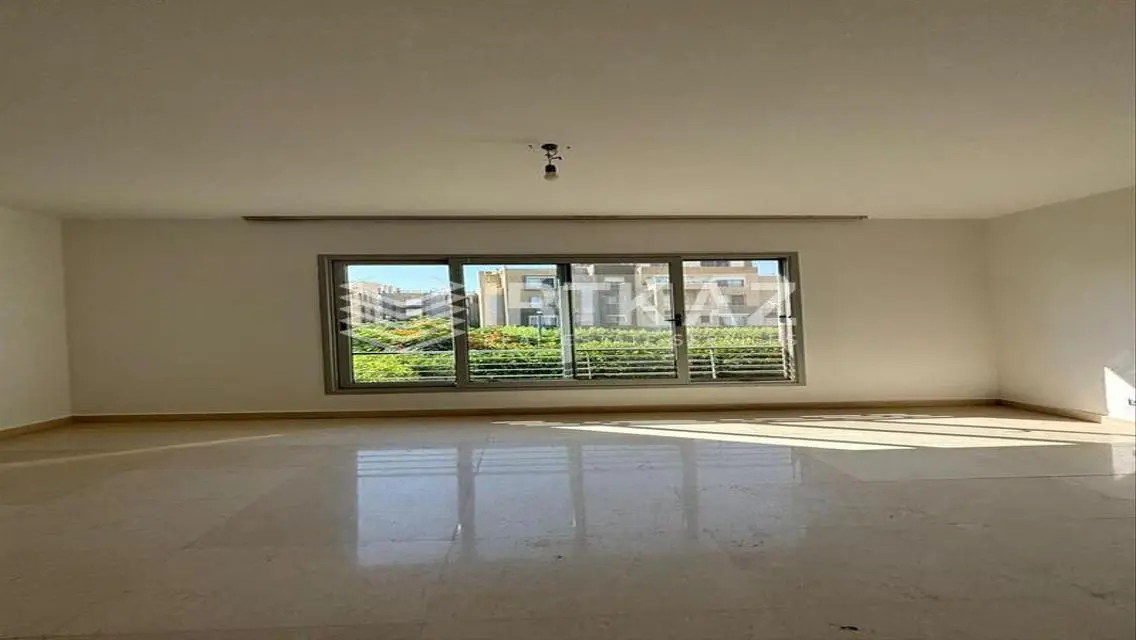 فيلات فاخرة للإيجار تطل على بحيرات مع حوض سباحة مشترك