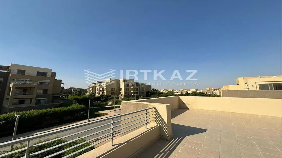 فيلات فاخرة للإيجار تطل على بحيرات مع حوض سباحة مشترك