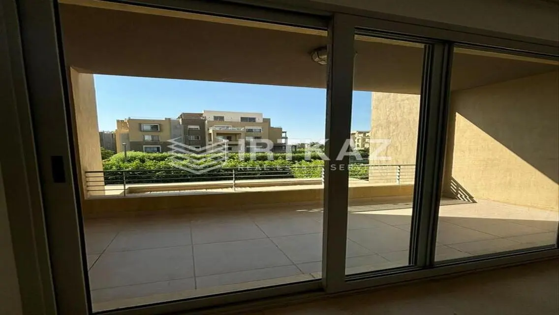 فيلات فاخرة للإيجار تطل على بحيرات مع حوض سباحة مشترك