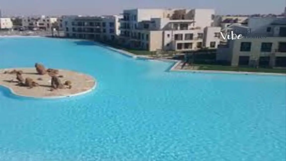 فيلا فاخرة مع مسبح وحديقة خاصة للبيع