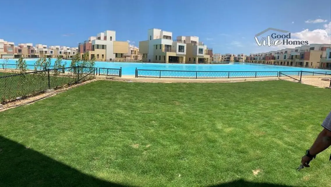 فيلا فاخرة مع مسبح وحديقة خاصة للبيع