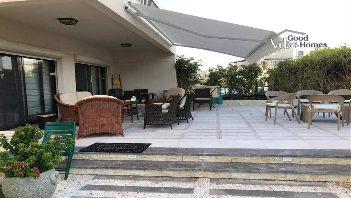 فيلا فاخرة مع مسبح وحديقة خاصة للبيع