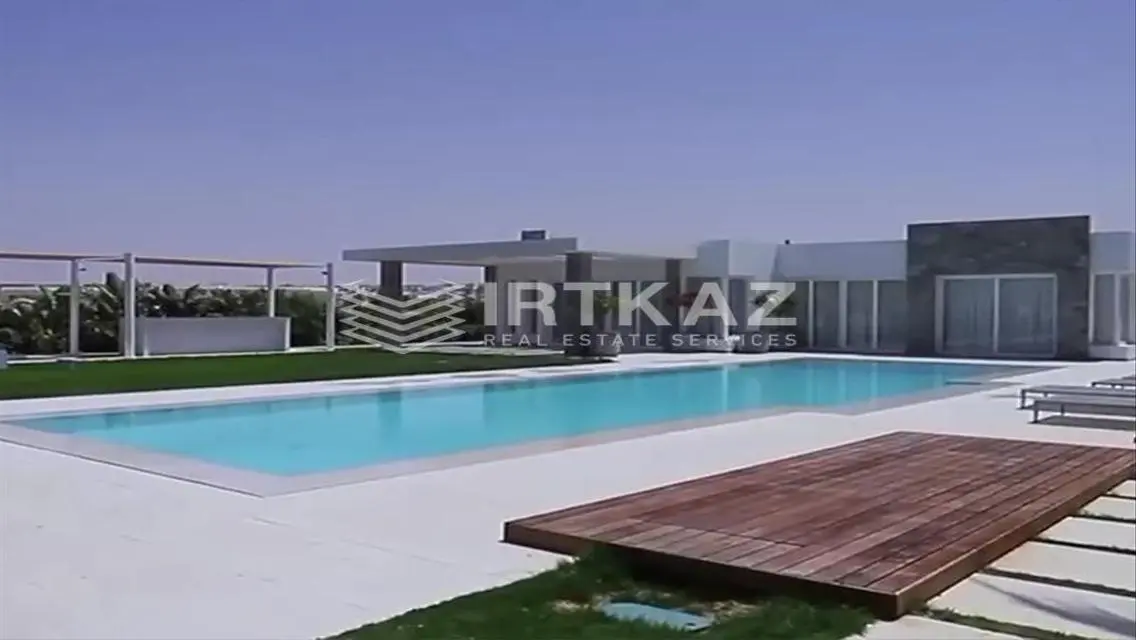 Stunning Villa with Lake View