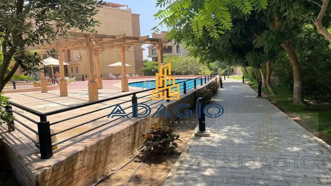 فيلا فاخرة مع حديقة ومسبح مشترك