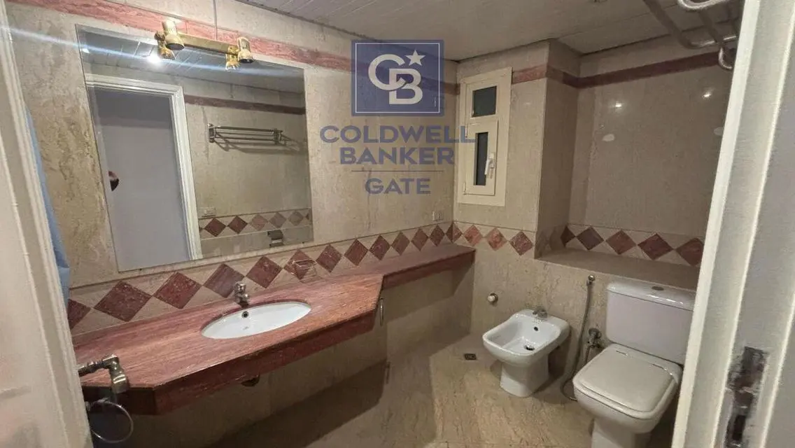 شقة مميزة للبيع بمساحة 1906 متر