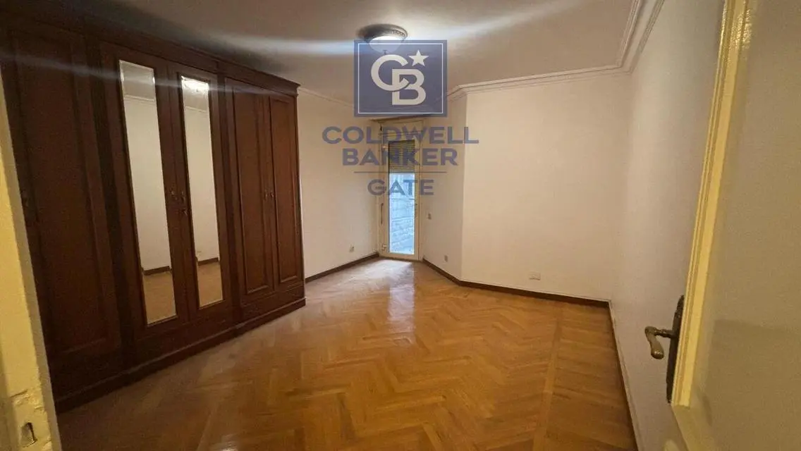 شقة مميزة للبيع بمساحة 1906 متر