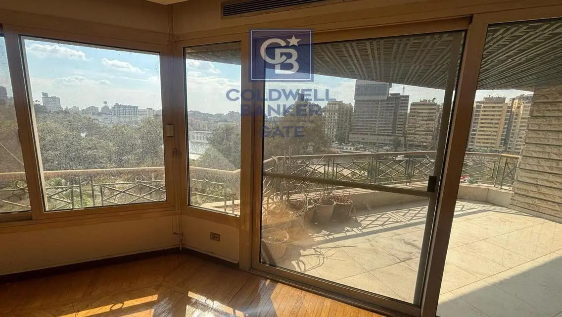 شقة مميزة للبيع بمساحة 1906 متر