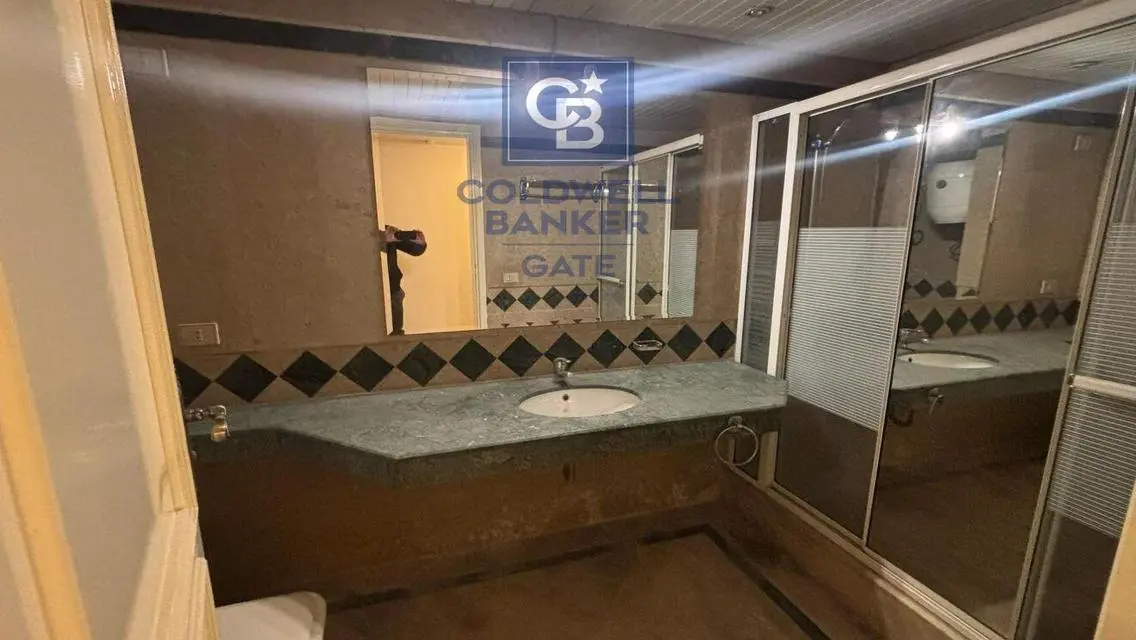 شقة مميزة للبيع بمساحة 1906 متر