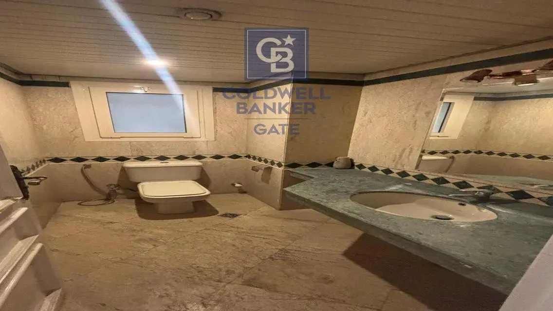 شقة مميزة للبيع بمساحة 1906 متر