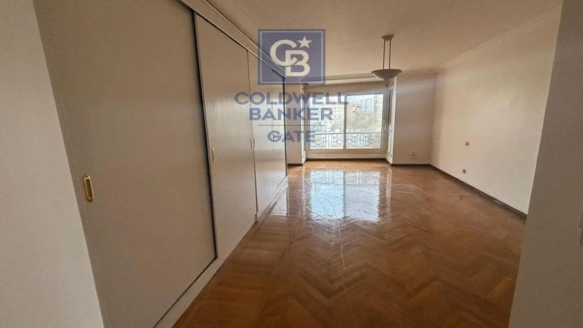 شقة مميزة للبيع بمساحة 1906 متر