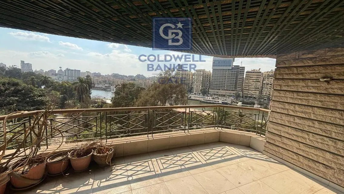 شقة مميزة للبيع بمساحة 1906 متر