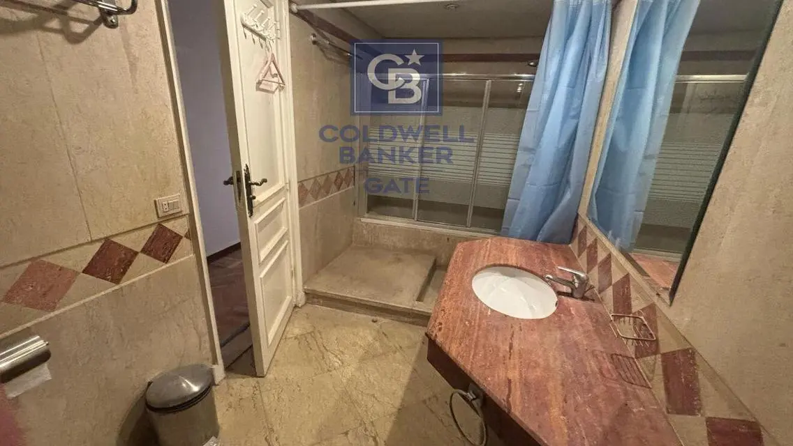 شقة مميزة للبيع بمساحة 1906 متر