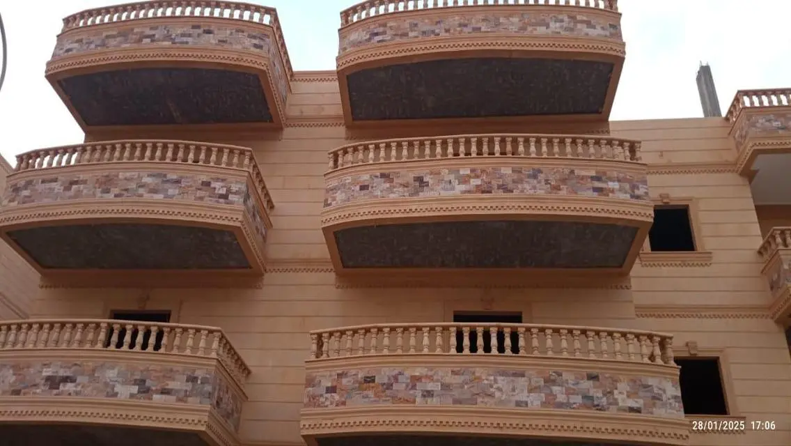 شقة فاخرة بمساحة 200 متر للبيع في موقع متميز