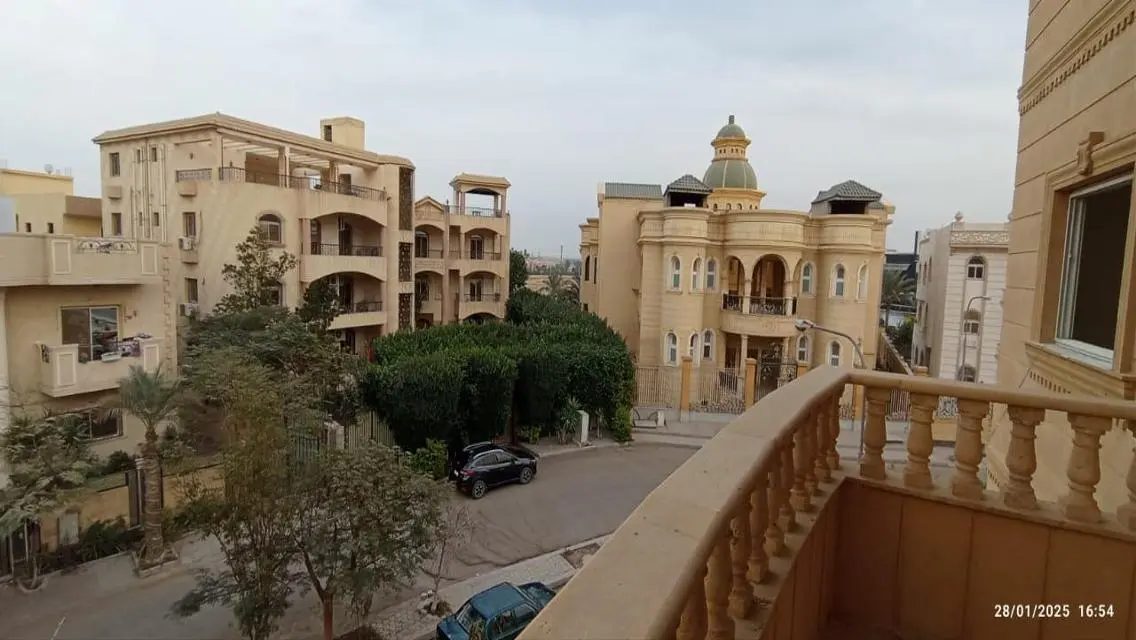 شقة فاخرة بمساحة 200 متر للبيع في موقع متميز