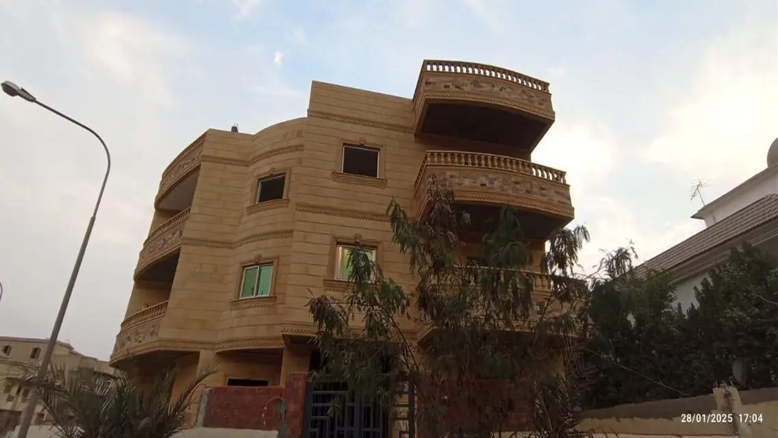شقة فاخرة بمساحة 200 متر للبيع في موقع متميز