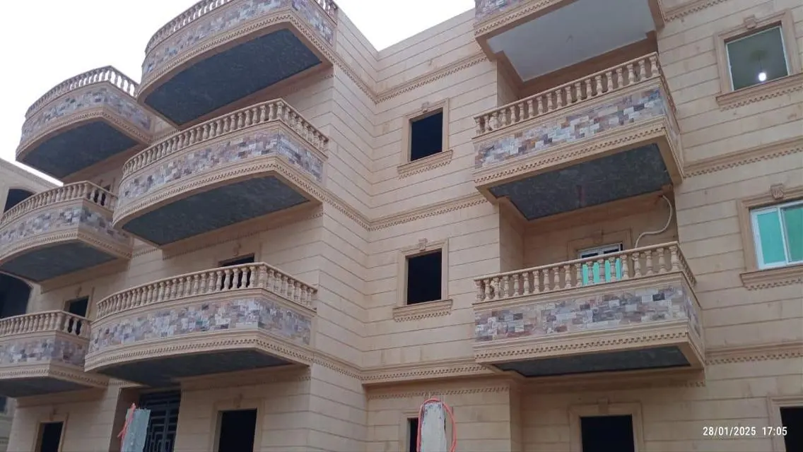 شقة فاخرة بمساحة 200 متر للبيع في موقع متميز