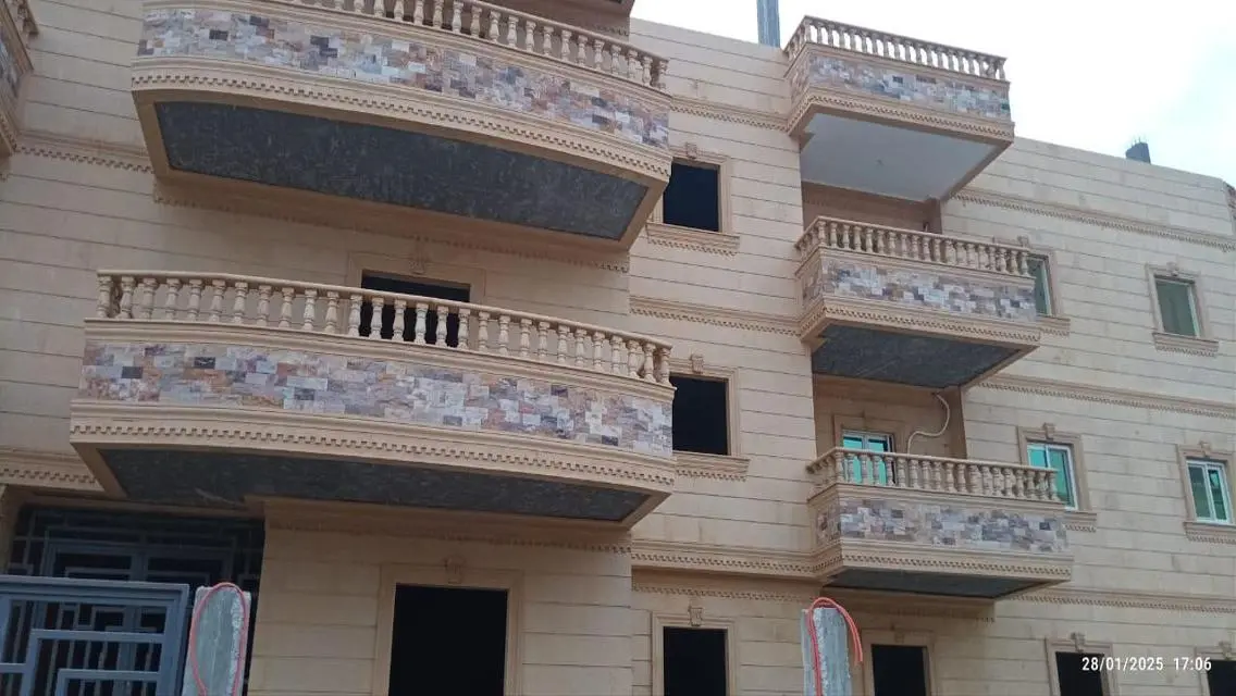 شقة فاخرة بمساحة 200 متر للبيع في موقع متميز