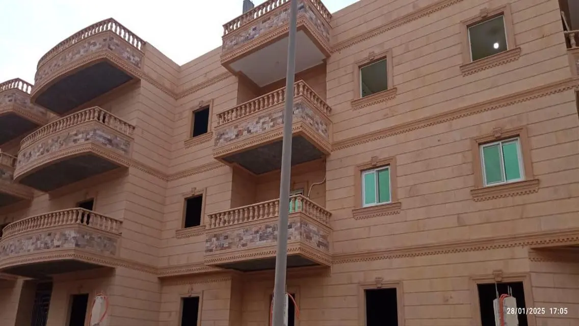شقة فاخرة بمساحة 200 متر للبيع في موقع متميز
