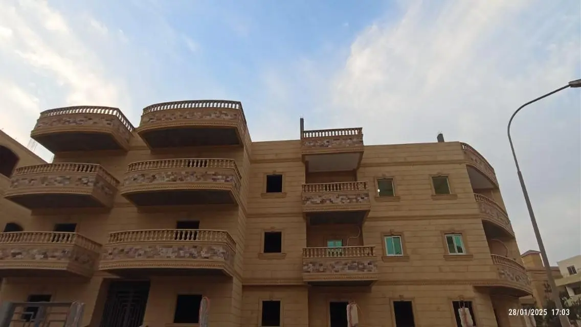 شقة فاخرة بمساحة 200 متر للبيع في موقع متميز