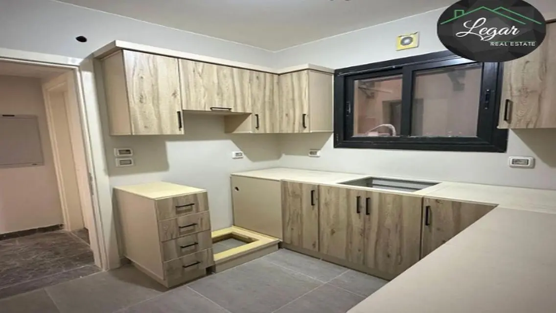 Commercial Unit in Business District