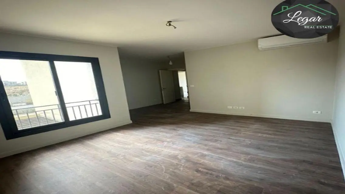 Commercial Unit in Business District