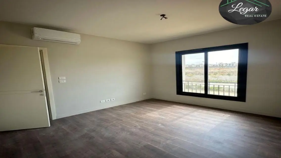Commercial Unit in Business District