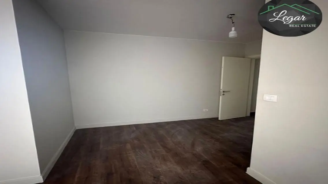 Commercial Unit in Business District
