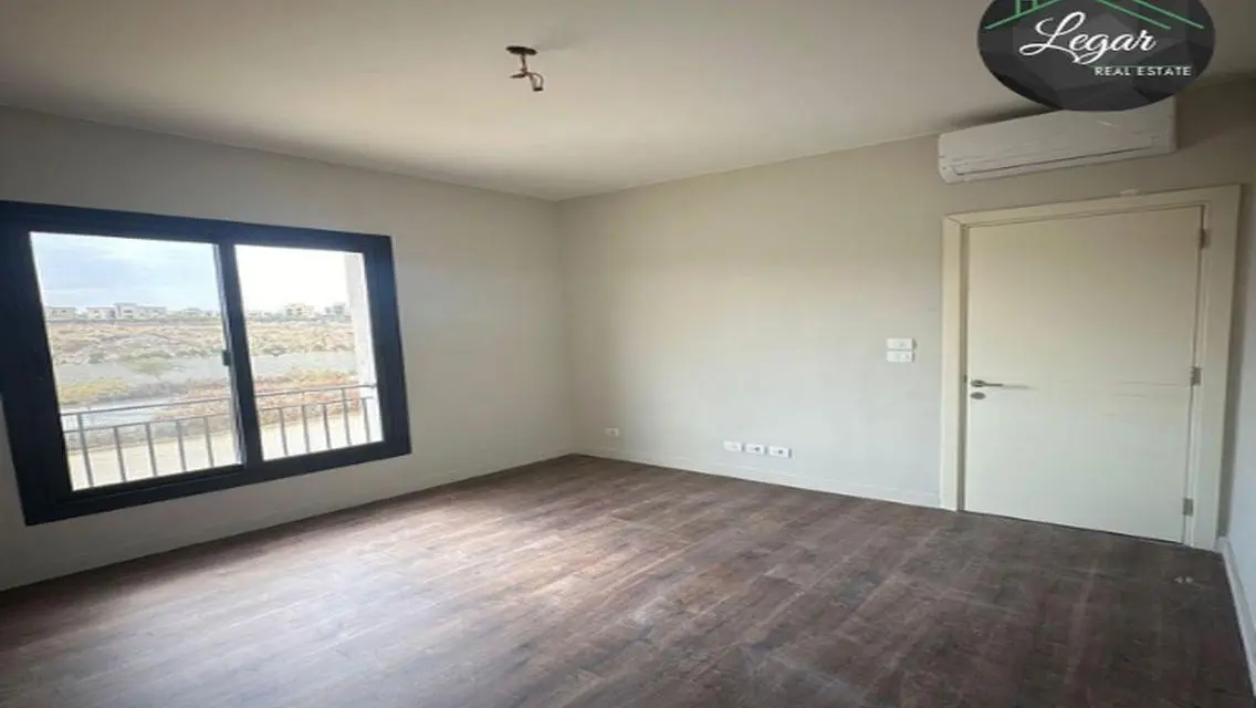 Commercial Unit in Business District