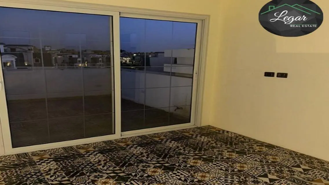 شقة فاخرة للبيع بمساحة واسعة مع خدمات متميزة