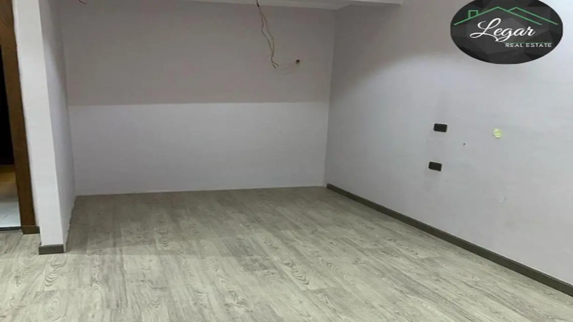 شقة فاخرة للبيع بمساحة واسعة مع خدمات متميزة