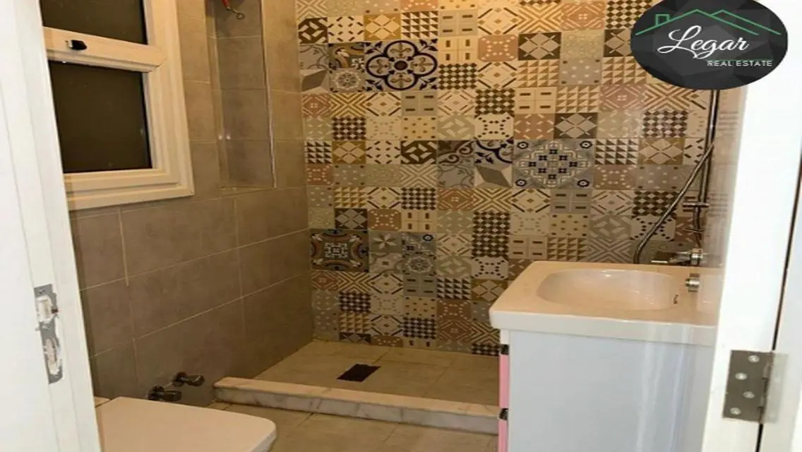 شقة فاخرة للبيع بمساحة واسعة مع خدمات متميزة