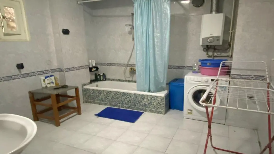 شقة جديدة للايجار بمساحة واسعة