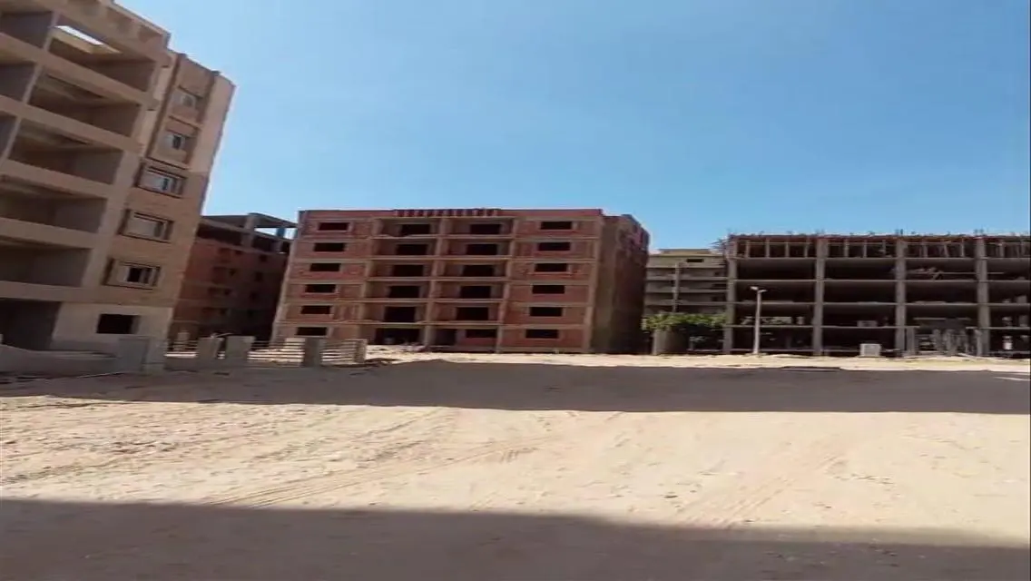 Apartment for Sale at 950,000 EGP with Balcony and Covered Parking