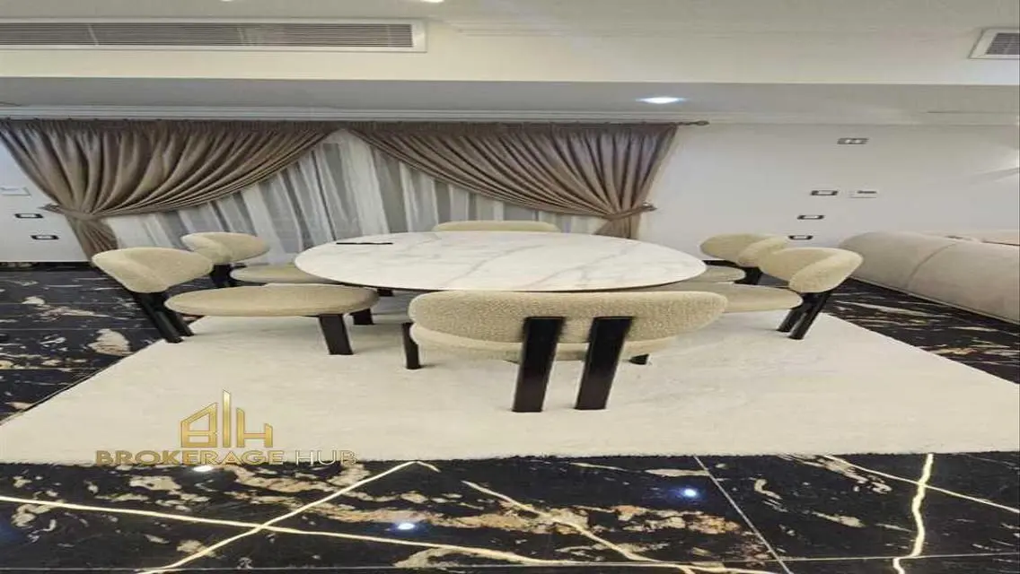 شقة للإيجار بمساحة 244 متر مربع في قلب المدينة