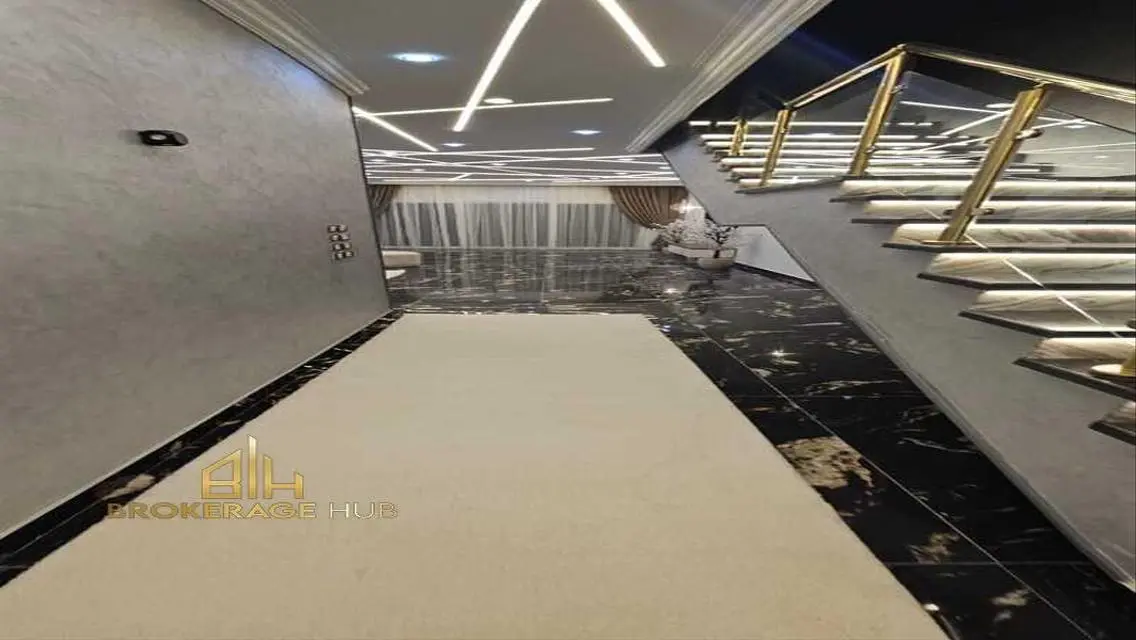 شقة للإيجار بمساحة 244 متر مربع في قلب المدينة