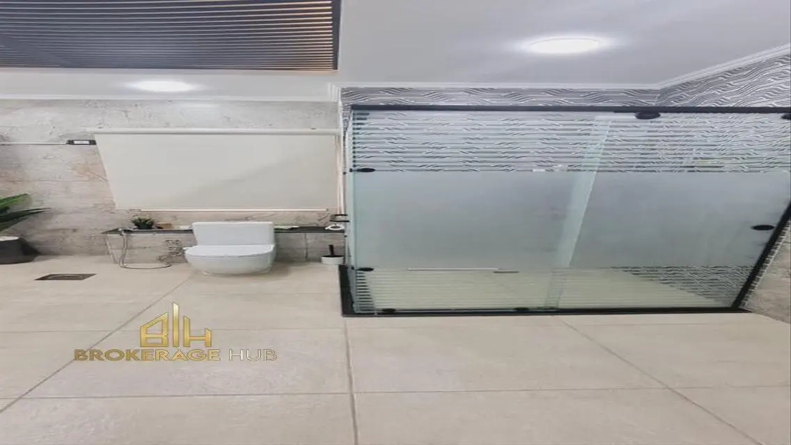 شقة للإيجار بمساحة 244 متر مربع في قلب المدينة