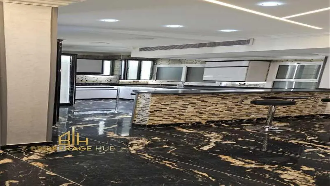 شقة للإيجار بمساحة 244 متر مربع في قلب المدينة