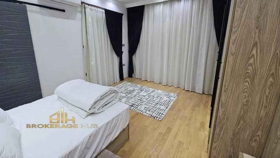 شقة للإيجار بمساحة 244 متر مربع في قلب المدينة