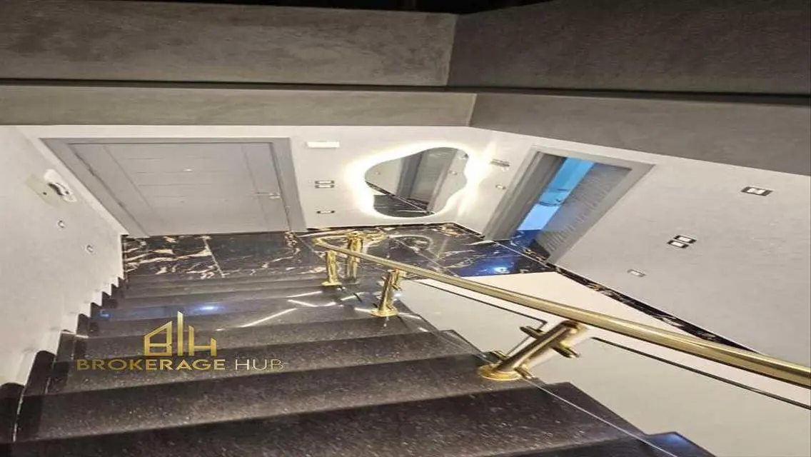 شقة للإيجار بمساحة 244 متر مربع في قلب المدينة
