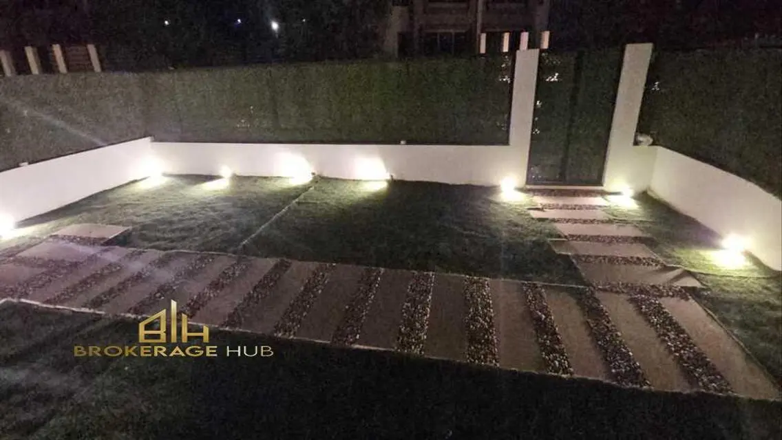 شقة للإيجار بمساحة 244 متر مربع في قلب المدينة