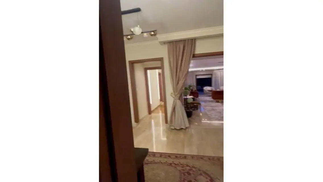 شقة فاخرة مساحتها 165 متر مع حديقة خاصة
