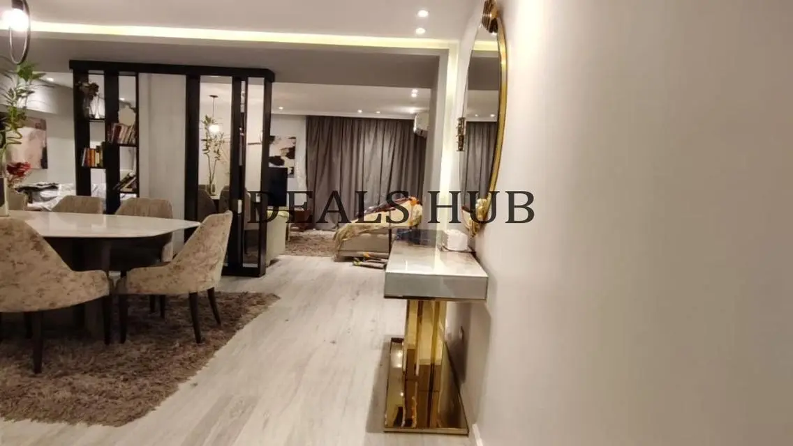 شقة فاخرة بمساحة واسعة مع 5 غرف للبيع