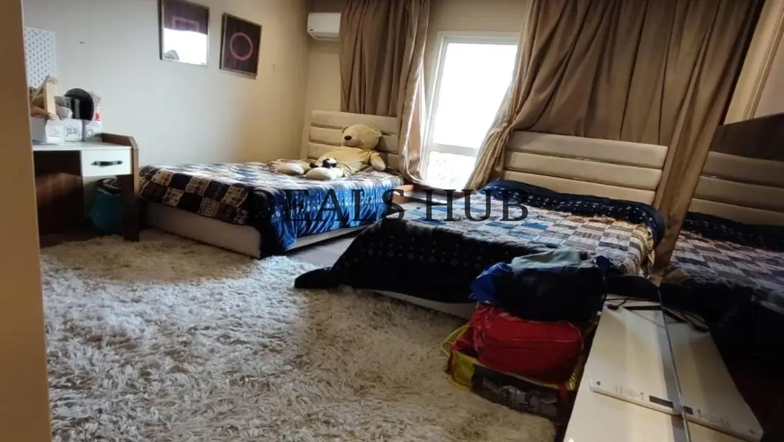 شقة فاخرة بمساحة واسعة مع 5 غرف للبيع